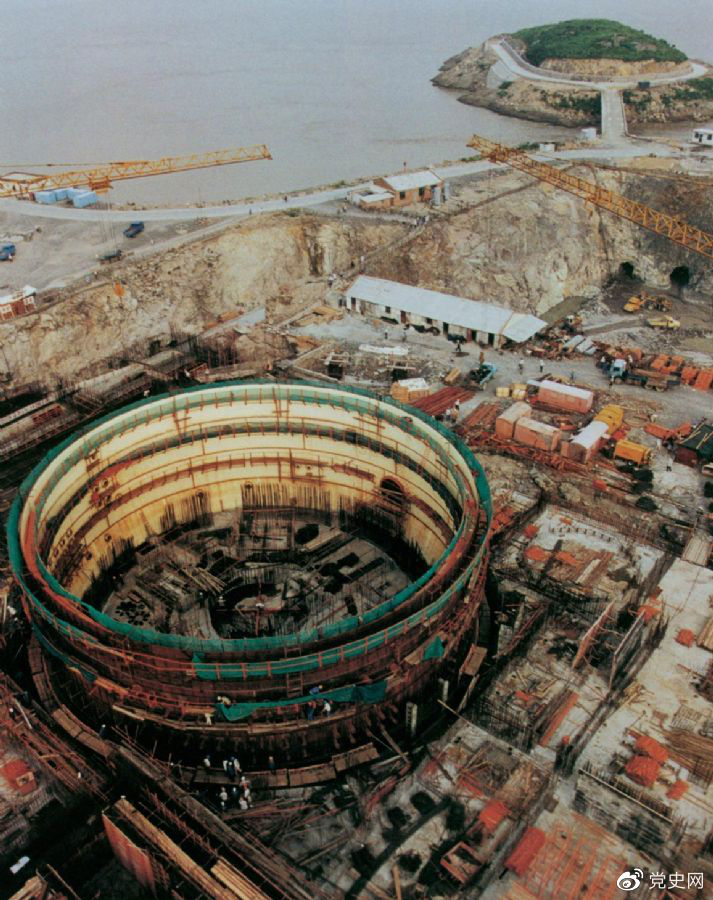 1991年12月15日，中國第一座自行設計、自行建造的核電站——秦山核電站并網發電。圖為建設中的秦山核電站。