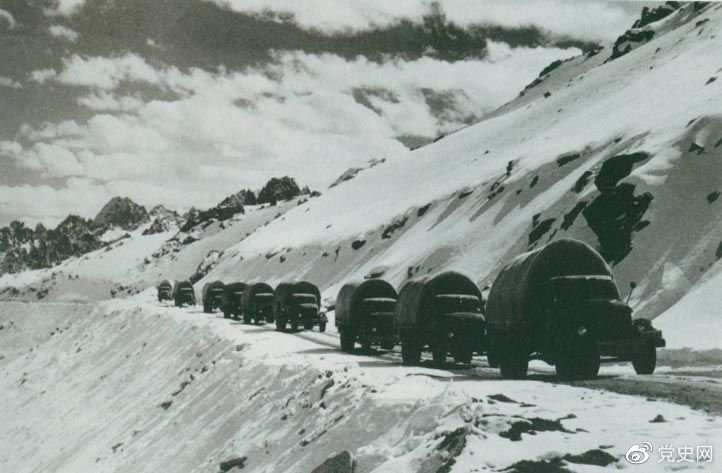 1954年12月，貫通”世界屋脊”的康藏、青藏兩條公路全線正式通車。圖為行駛在康藏公路上的車隊。